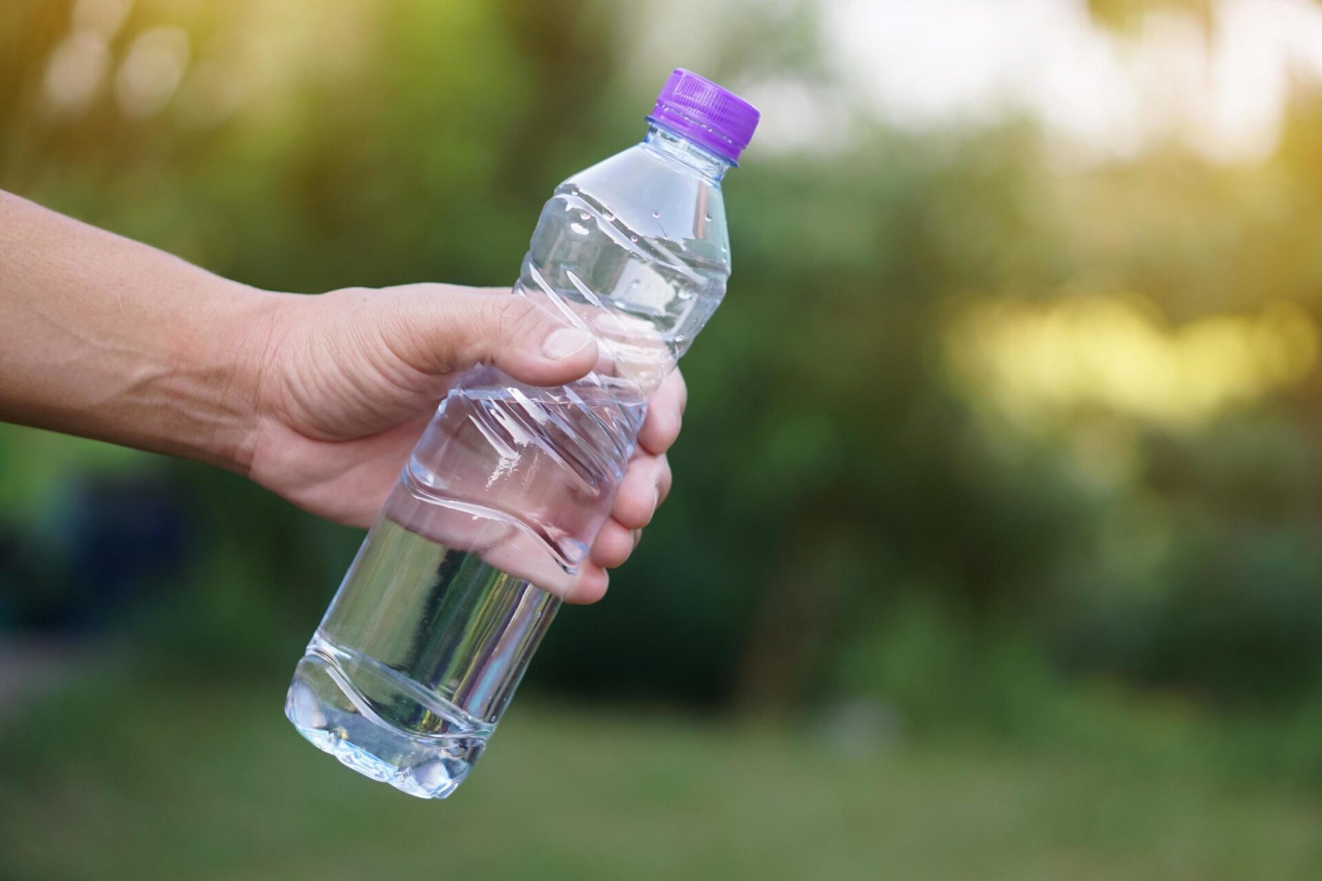 13847456-mao-de-closeup-segura-garrafa-de-agua-potavel-com-tampa-roxa-conceito-beber-agua-para-a-saude-refrescar-o-corpo-aliviar-a-sede-gratis-foto-scaled-1-1920x1280.jpg