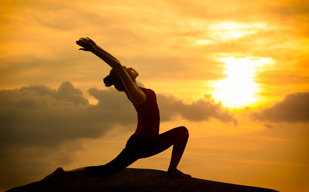 10 benefícios do yoga para o seu corpo e mente - Forever Young