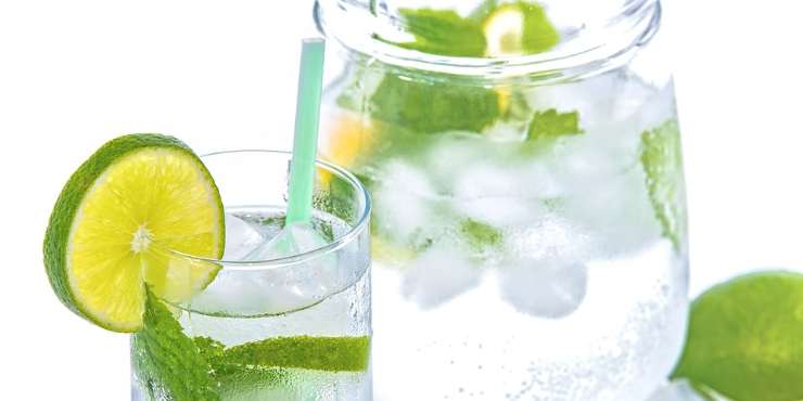 Água com limão. Os benefícios da ingestão diária