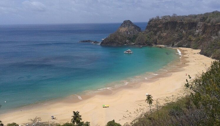 Estas son las 25 playas más hermosas del mundo.  Hay una chica portuguesa en la lista, siempre joven.