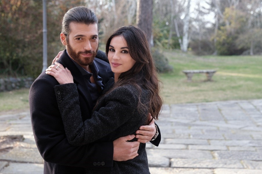 Der türkische Schauspieler Can Yaman ist der Star der Besetzung der am meisten erwarteten Serie in Portugal – Forever Young