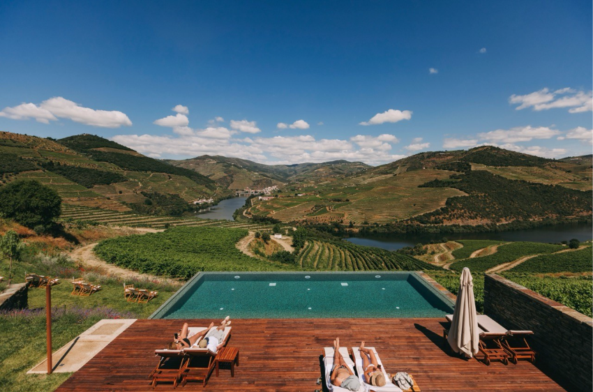 10 piscinas de sonho em Portugal para desacelerar e mergulhar Piscina infinita do Ventozelo sobre o rio Douro e as vinhas em socalcos