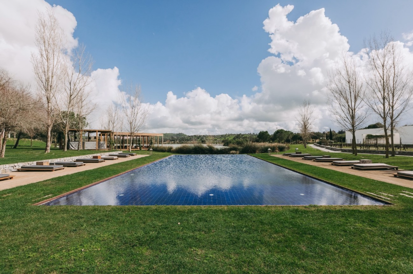 10 piscinas de sonho em Portugal para desacelerar e mergulhar Piscina exterior do L AND Vineyards a estender-se pelo relvado ate ao lago