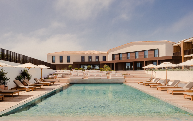 10 piscinas de sonho em Portugal para desacelerar e mergulhar Piscina do Aethos Ericeira no topo de uma falesia com vista para o Atlantico