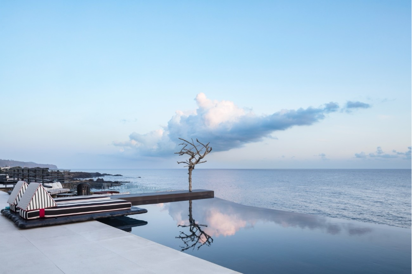 10 piscinas de sonho em Portugal para desacelerar e mergulhar Piscina infinita de fundo negro do hotel WHITE debrucada sobre o Atlantico nos Acores