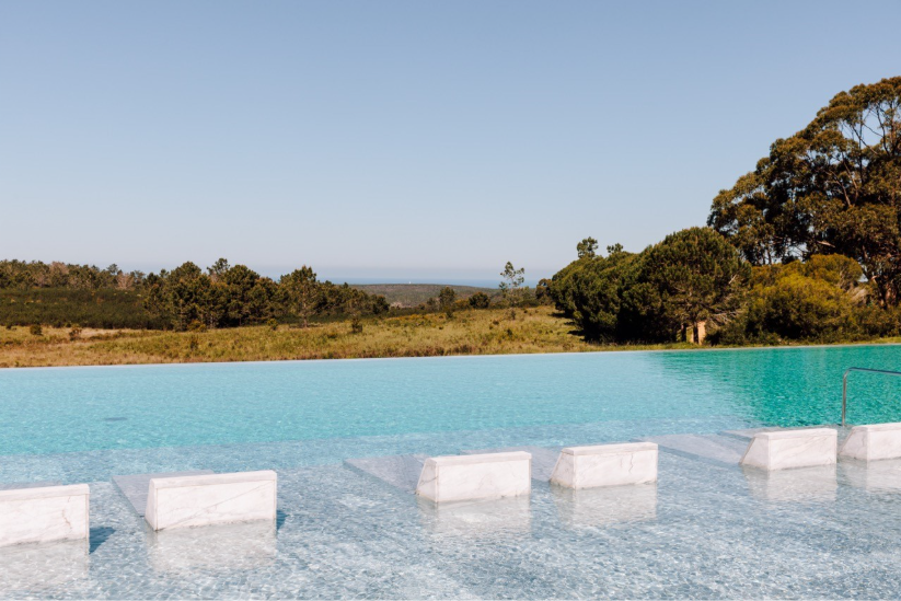 10 piscinas de sonho em Portugal para desacelerar e mergulhar Piscina exterior do Praia do Canal Nature Retreat na Costa Vicentina