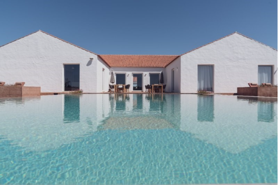 10 piscinas de sonho em Portugal para desacelerar e mergulhar Piscina infinita da Herdade da Malhadinha Nova com vista sobre a paisagem alentejana