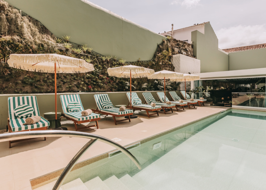 10 piscinas de sonho em Portugal para desacelerar e mergulhar Piscina do Torel Terra Brava em Angra do Heroismo na Ilha Terceira